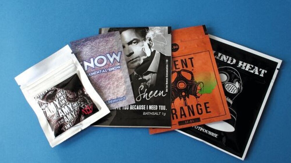 Legal Highs: gefährlicher Stoff harmlos verpackt. Bunte Tütchen mit einschlägig bekannten Promis auf dem Cover geben den Drogen eine Bonbonnote.