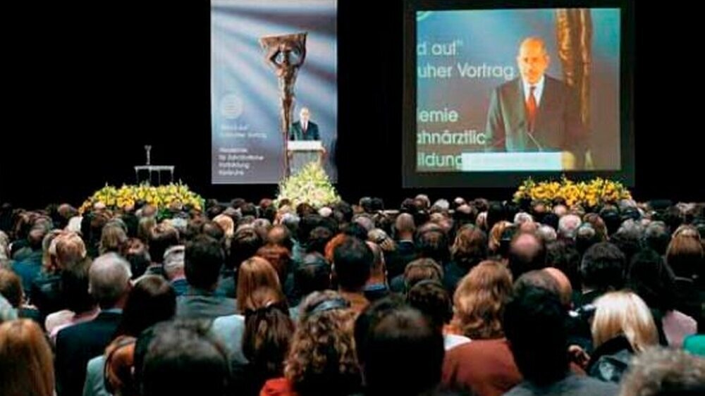 Mit gespannter Aufmerksamkeit folgten die rund 1 500 geladenen Gäste den Ausführungen des Friedensnobelpreisträgers Mohamed el Baradei während des Karlsruher Vortrags „Mund auf“ 2006.