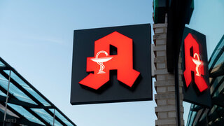 Apotheke in der Außenansicht vor blauem Himmel.