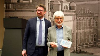 Der Präsident der European Federation of Periodontology, Prof. Moritz Kebschull (l.), zeichnet Seniorprof. Thomas Kocher mit dem EFP Distinguished Scientist Award aus.