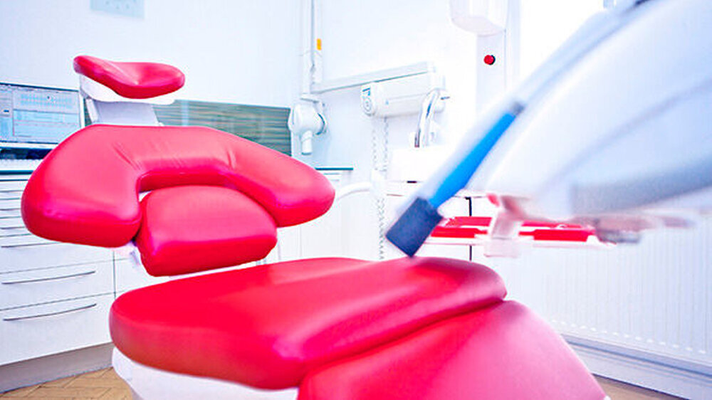 Zum Patientenservice zählen ein kostenloses WLAN sowie ein HiFi-System in jedem Behandlungszimmer, bei dem die Patienten den Ton angeben und ihre Lieblingsmusik hören können.