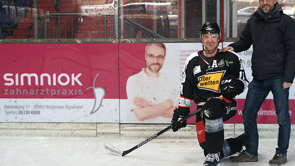 Sie haben gut lachen: Zahnarzt Dr. Timo Simniok (rechts) mit Eishockeyspieler Björn Bombis (Mitte) - und Dr. Timo Simniok (links) als Bandenwerbung!