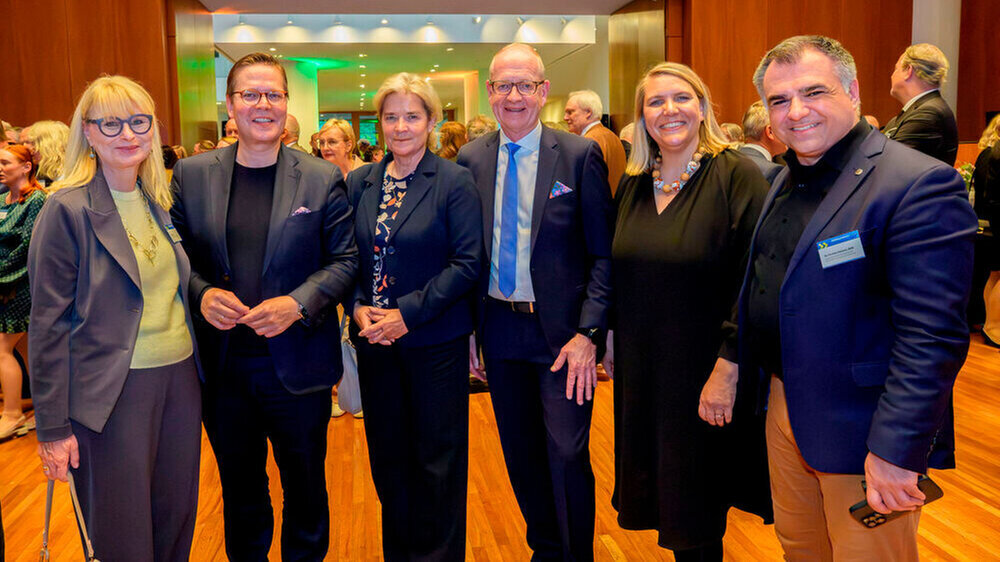 Diskutierten beim KZBV-Frühjahrsempfang in Berlin (v.l.): Karin Maag, unparteiisches G-BA-Mitglied, Tino Sorge, Parlamentarischer Staatssekretär im BMG, Simone Borchardt, gesundheitspolitische Sprecherin der CDU/CSU-Fraktion, KZBV-Chef Martin Hendges, KZBV-Vize Meike Gorski-Goebel und Dr. Christos Pantazis, gesundheitspolitischer Sprecher der SPD-Bundestagsfraktion.