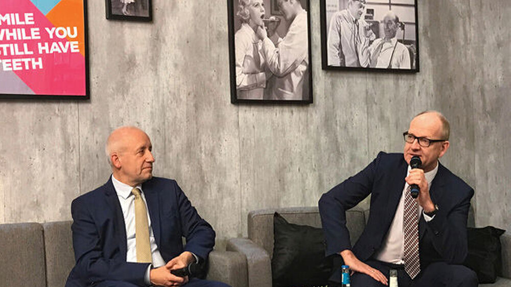 Dr. Wieland Schinnenburg (l.), FDP-Bundestagsabgeordneter, und Martin Hendges, stellvertretender Vorsitzender des Vorstands der KZBV, auf der diesjährigen IDS in Köln