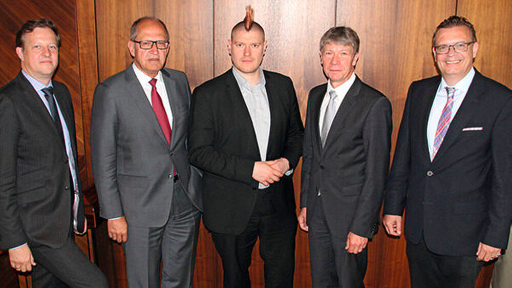 Sascha Lobo im Dialog mit den BZÄK-Spitzenvertretern (v.l.n.r.): Hauptgeschäftsführer Florian Lemor, BZÄK-Präsident Dr. Peter Engel sowie die Vizepräsidenten Prof. Dr. Dietmar Oesterreich und Prof. Dr. Christoph Benz