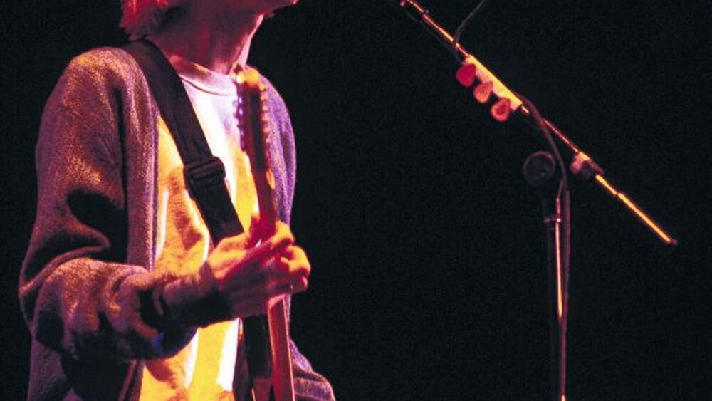 Kurt Cobain machte mit seiner Band Nirvana Anfang der 1990er-Jahre Grunge zur dominierenden Rock-Spielart. Das Album „Nevermind“ verkaufte sich bis heute über 30 Millionen Mal. Cobain war als Kind hyperaktiv und wurde mit Ritalin behandelt. Später kämpfte er mit Depressionen und seiner Drogenabhängigkeit, er nahm unter anderem Heroin und Beruhigungsmittel. 1994 erschoss sich Cobain in seinem Haus in Seattle mit einer Schrotflinte. In seinem Abschiedsbrief zitierte er Neil Young: „It’s better to burn out than to fade away.“ |