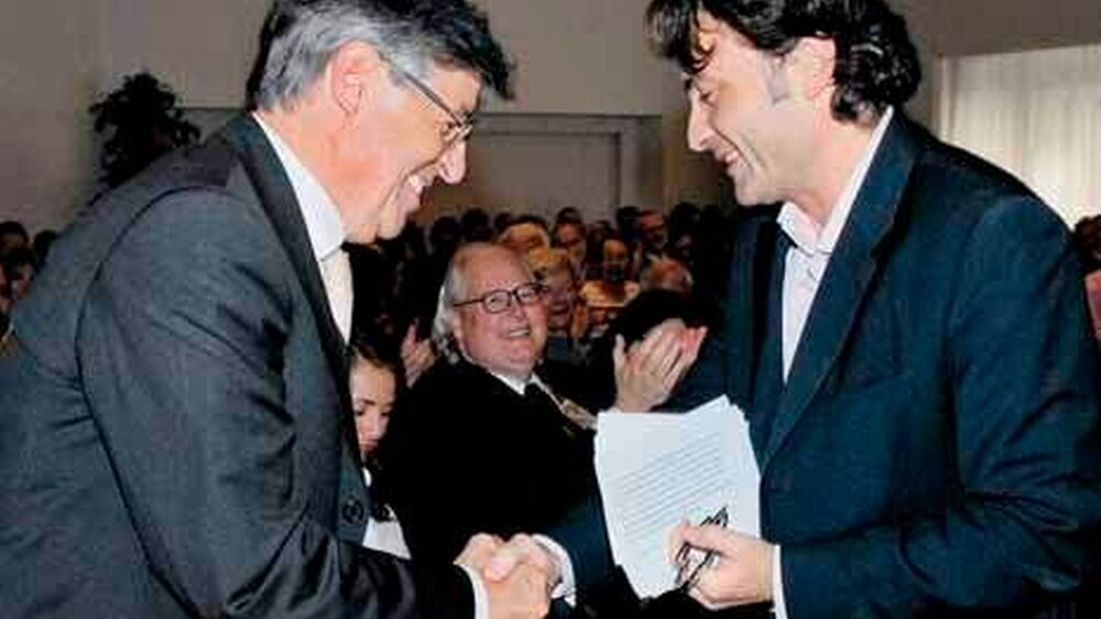 Kammerpräsident Dr. Michael Rumpf überreicht Giovanni di Lorenzo, Chefredakteur „Die Zeit“, den Hildegard-von-Bingen-Preis der Landeszahnärztekammer Rheinland-Pfalz für seine herausragenden journalistischen Leistungen. Im Hintergrund applaudiert H