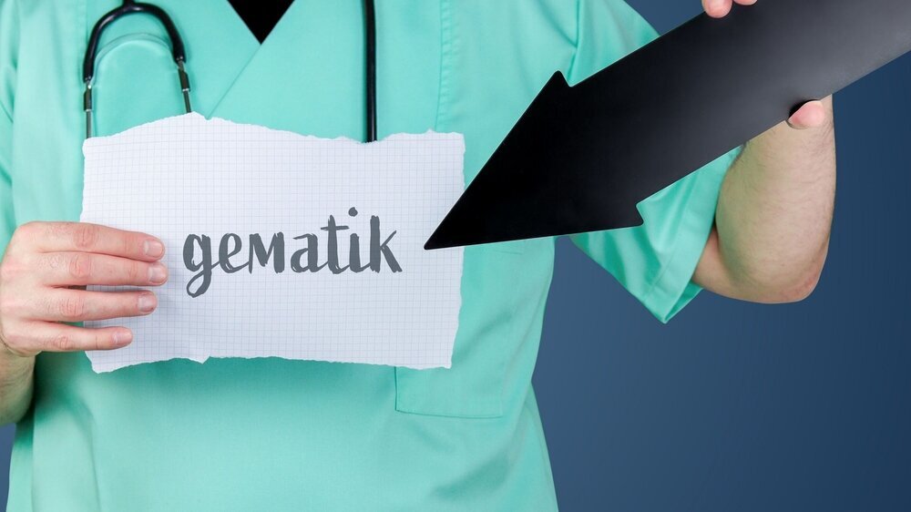 gematik (Nationale Agentur für Digitale Medizin). Arzt hält Zettel und zeigt mit Pfeil auf medizinischen Begriff. gematik