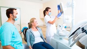 Zahnärzteteam mit Patientin