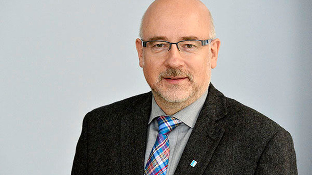 Auf der Bundeshauptversammlung des Verbandes stimmten 97 Prozent für Heinrich. Für den Facharzt für HNO und Allgemeinmedizin aus Hamburg ist es die dritte Amtszeit.