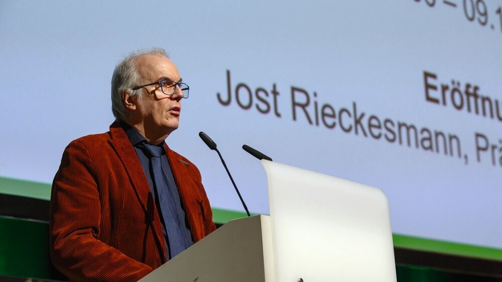Jost Rieckesmann, Präsident der Zahnärztekammer Westfalen-Lippe, eröffnet den wissenschaftlichen Kongress des 68. Zahnärztetages.