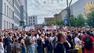 Medizinstudierende demostrieren vor der Chartié in Berlin-Mitte mit Transpartenten und Plakaten.