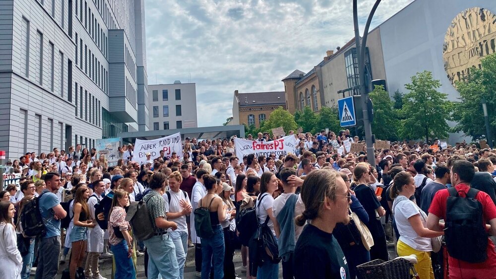 Medizinstudierende demostrieren vor der Chartié in Berlin-Mitte mit Transpartenten und Plakaten. Medizinstudierende demostrieren vor der Chartié in Berlin-Mitte mit Transpartenten und Plakaten.