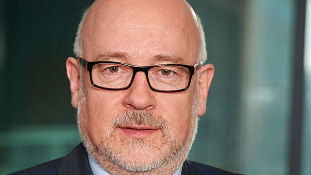 "Wir haben erreicht, dass Fachärzte erstmals im Sozialgesetzbuch V verankert sind. Zum anderen ist der Weg in die Entbudgetierung begonnen und ich halte diesen Weg für unumkehrbar." Der SpiFa-Vorsitzende Dr. Dirk Heinrich wurde jetzt im Amt bestätigt.