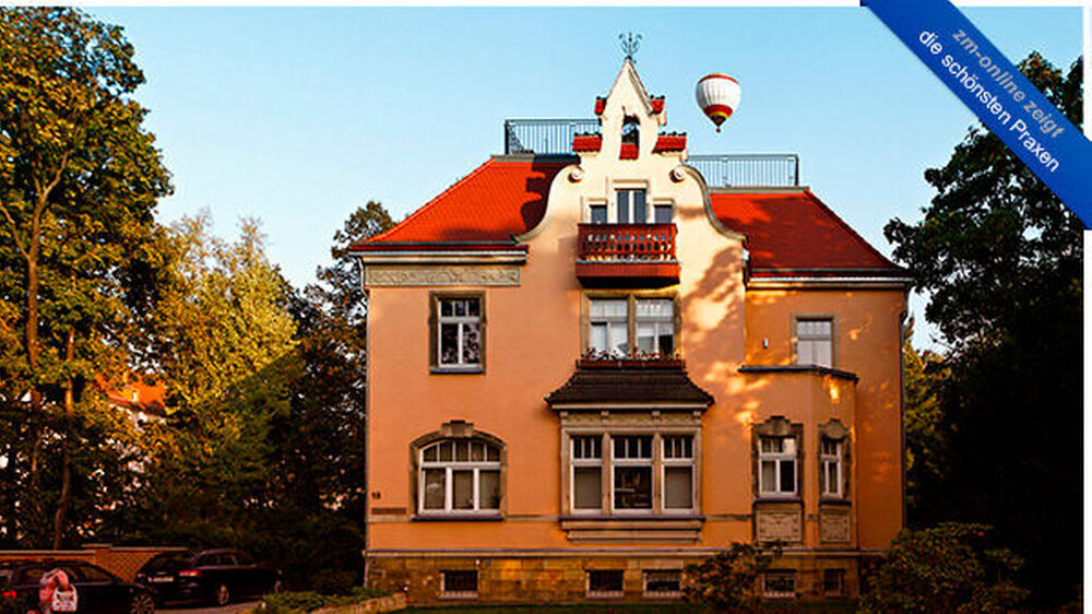 "Das stilvolle Ambiente unseres Standorts sorgt von Anfang an für eine vertrauensvolle Atmosphäre", erzählt Tobias Henze von der Gemeinschaftspraxis Zahn & Art. 1886 wurde das Haus errichtet - und 2008 saniert.