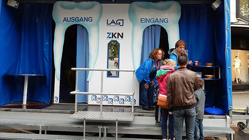 Hannover: Zahnexperten werben in der Innenstadt für gute Mundpflege - auch die Zahnfee macht mit! Die Aktion der Zahnärztekammer Niedersachsen steht noch bevor: Am letzten  Septemberwochenende machen die Zahnmediziner der Zahnärztekammer Niedersachsen (ZKN) in der hannoverschen Innenstadt mobil. Am Platz der Weltausstellung stehen am 29. September von 11 bis 16 Uhr nicht nur die Kinder- und Jugendzahnmediziner der ZKN, der Landesarbeitsgemeinschaft zur Förderung der Jugendzahnpflege in Nds e.V. (LAGJ) und des Öffentlichen Gesundheitsdienstes (ÖGD) für Fragen, Information und Mitmachaktionen bereit ...