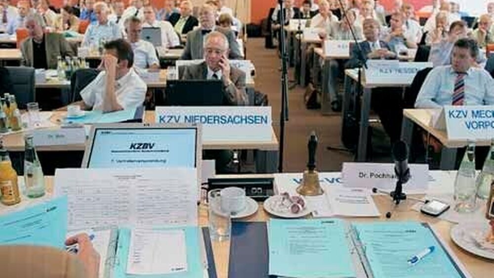 Auch die jüngste „Gesundheitsreform“ macht Arbeit: Ein breites Aufgabenspektrum der KZBV sorgte für umfangreiche Tagesordnung und ausführliche Berichterstattung des Vorstandes an die Delegierten.