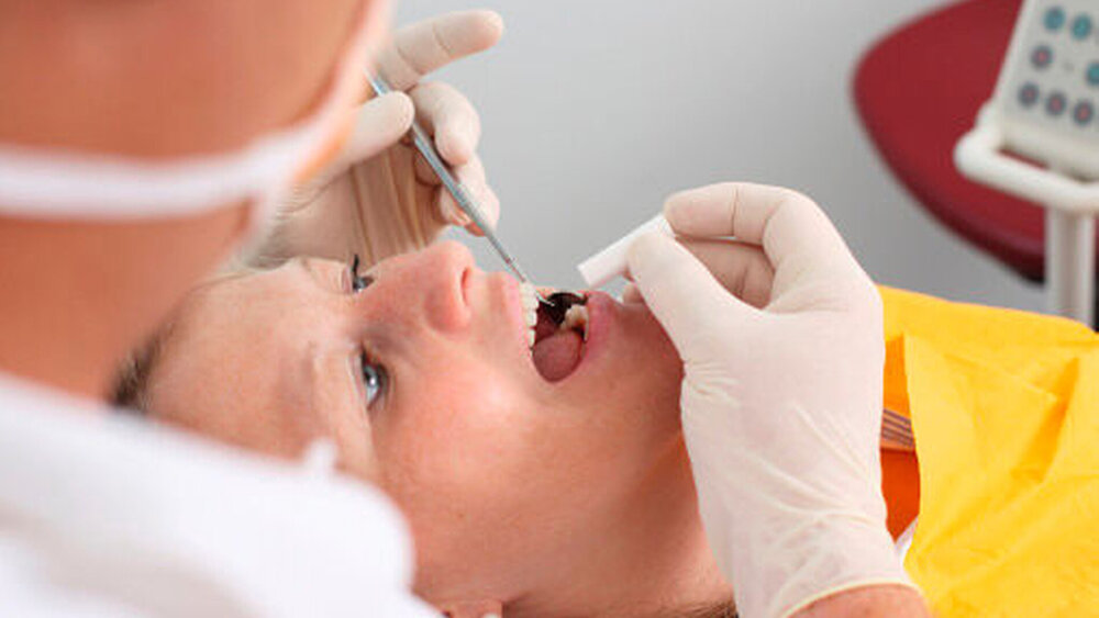 Wenn Patienten zum Zahnarzt gehen, geschieht die Therapie in der Regel durch einen Behandler, sektorenübergreifendes Arbeiten kommt in der Zahnmedizin sehr selten vor. |