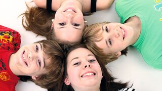 Jugendliche liegend im Kreis