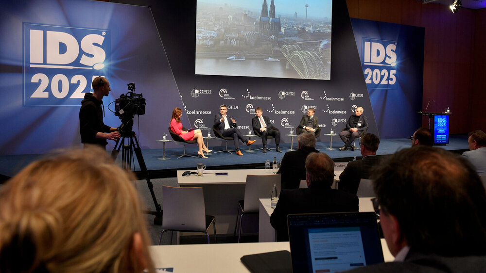 Europäische Fachpressekonferenz, Susanne Schöne, Moderation, Oliver Frese, Geschäftsführer Koelnmesse GmbH, Marc Stephen Pace, Vorsitzender des Vorstandes VDDI, Dr. Freddie Sloth-Lisbjerg, Präsident CED, Dr. Bernd Rebmann, Rebmann Research GmbH & Co KG, Rheinsaal, Congress-Centrum Nord