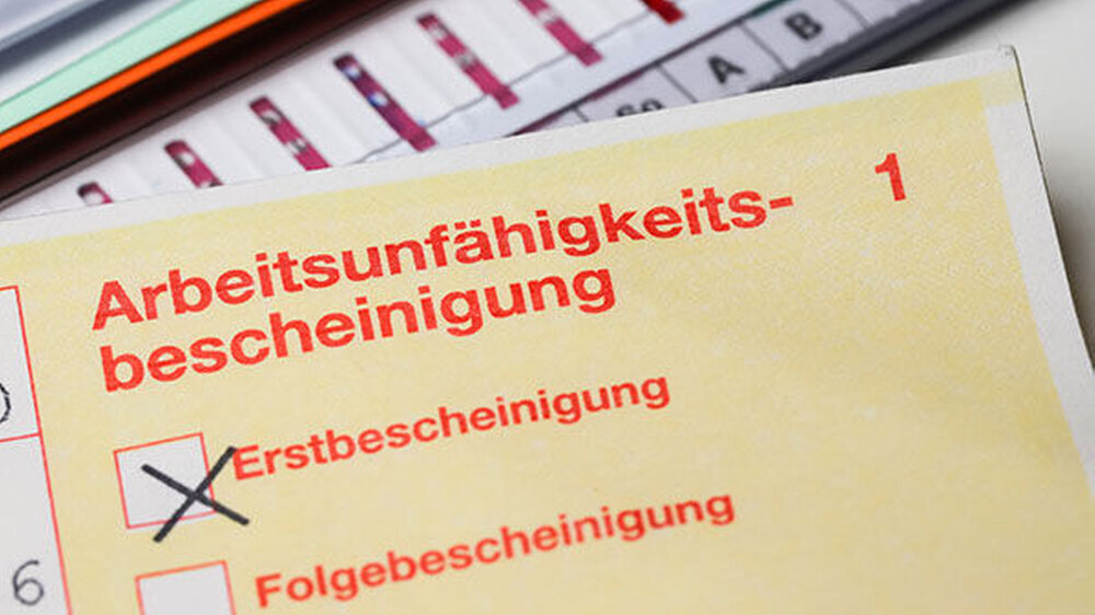 Bei einfachen Erkrankungsfällen und zur Vermeidung von Infektionen soll es künftig möglich sein, eine AU im Rahmen der Videosprechstunde auch im Rahmen einer ausschließlichen Fernbehandlung auszustellen.