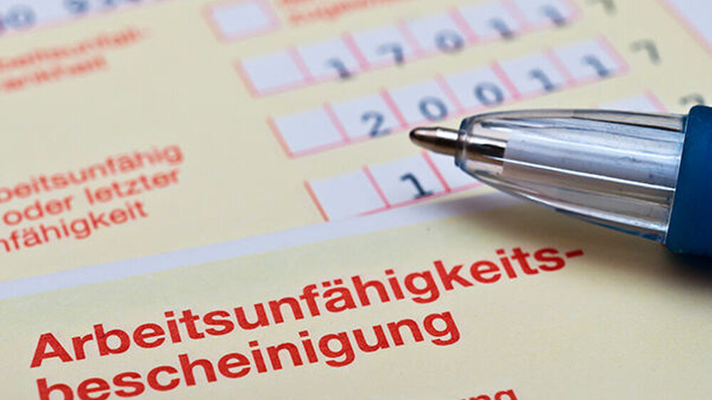 Patienten mit leichten Atemwegserkrankungen müssen für eine Krankschreibung nicht mehr in die Praxis kommen. Eine AU ist nach telefonischer Rücksprache bis zu 7 Tage möglich. Mit diesem Schritt wollen KBV und GKV-Spitzenverband Patienten und Ärzte un
