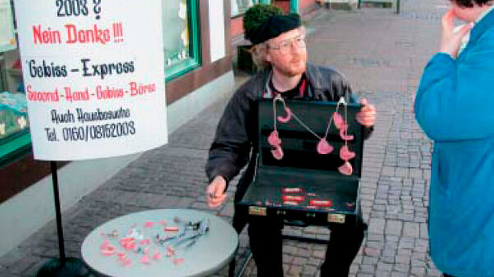 ■ Eine Form des Protests gegen die Gesundheitsreform: Der Lemgoer Zahntechniker Volker Müller betreibt mit seinem „Gebiss-Express“ eine Second-Hand Gebiss-Börse für Zahnarztpatienten auf dem Blomberger Wochenmarkt. Im Angebot: Zahnersatz.