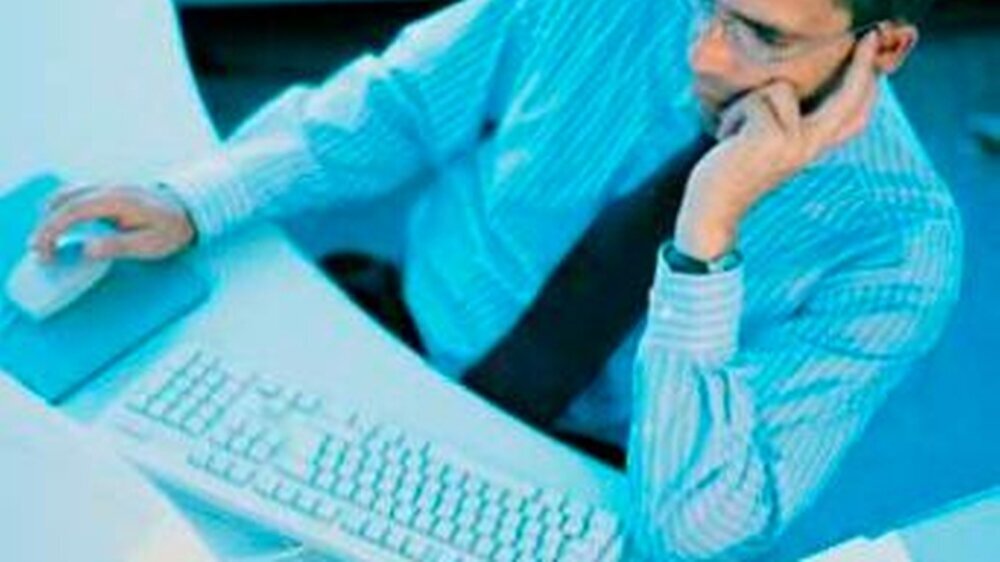 Kontrolle der Konten tut gut – am besten online, dann kann der Praxischef gleich „aufräumen“.