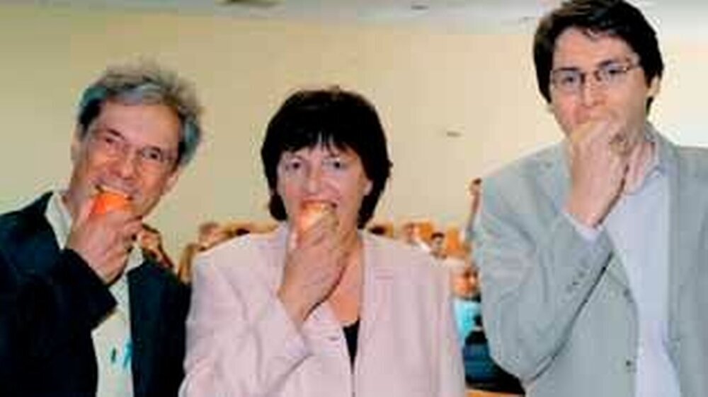 Initiator Dr. Klaus-Peter Jurkat zusammen mit Ulla Schmidt und dem Bundestagsabgeordneten Swen Schulz , der das Gespräch mit den Schülern moderierte (v.l.n.r.).