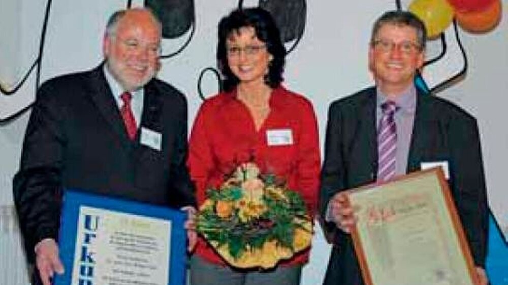 Ehrungen und Ehrengäste (v.l.n.r.): Sanitätsrat Dr. Helmut Stein, Brigitte Bion und Gerhard Schwenk von der Arbeitsgemeinschaft Jugendzahnpflege Pirmasens-Zweibrücken; BZÄK-Präsident Dr. Dr. Jürgen Weitkamp mit LAGZ-Maskottchen Max Schrubbel