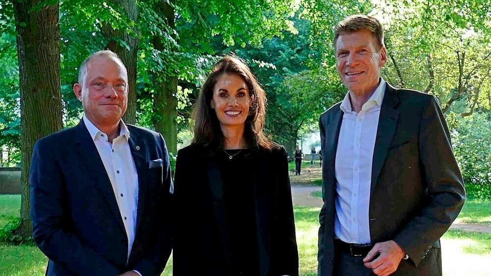 Der KZVH-Vorstand nach der Wahl am 28. Juni 2024 mit der designierten stv. Vorstandsvorsitzenden ab 1. Januar 2025 (v. l. n. r.): Stephan Allroggen, Carolina van der Bosch, Dr. Niklas Mangold