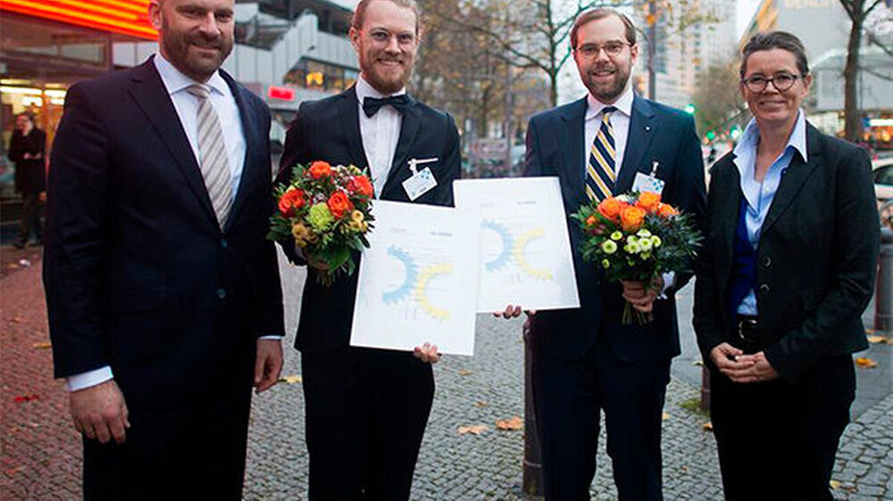 Dr. Michael Egermann (Witten, 2. v. l.) und Dr. Philipp Kanzow (Göttingen, 3. v. l.) nahmen die Förderzusage aus den Händen der scheidenden DGPZM-Präsidentin Prof. Caroline Ganß und des Scientific Project Managers der CP GABA, Dr. Joachim Elzer (link
