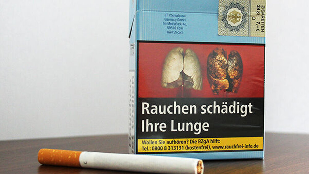 Zigaretten dürfen von Supermärkten an der Kasse so präsentiert werden, dass die Schockbilder verdeckt sind, entschied das Landgericht München 1. Der klagende Verein Pro Rauchfrei will gegen das Urteil in Berufung gehen.