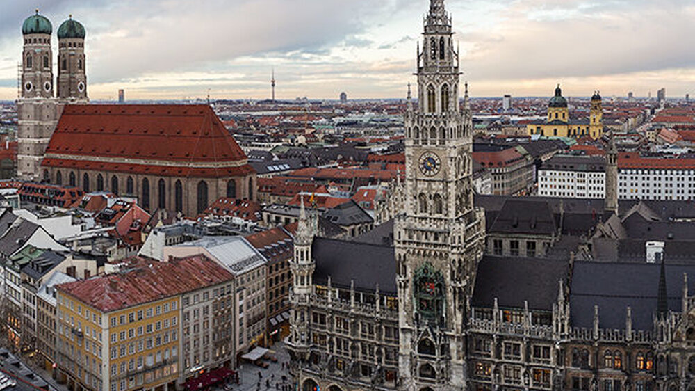 In der Münchner Innenstadt rund um den Marienplatz kam es wiederholt zu unangemeldeten Protesten gegen die Schutzmaßnahmen, bei denen „Corona-Spaziergänger” und die Polizei aufeinandertrafen.