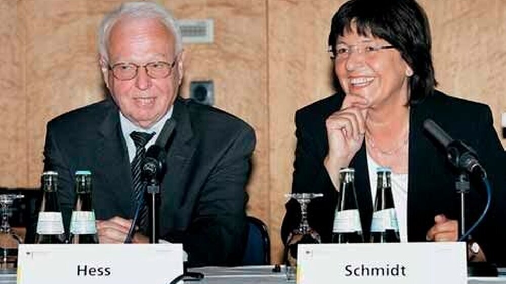 Den Staffelstab zur Qualitätssicherung im Gesundheitswesen übergab Ulla Schmidt an den G-BA-Vorsitzenden Dr. Rainer Hess.