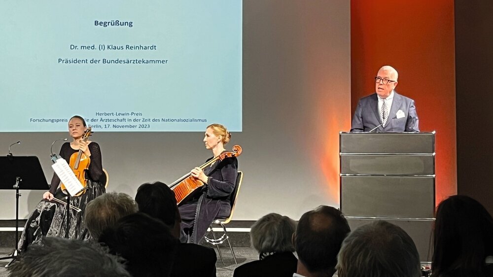 Eröffnung Herbert Lewin Preis 2023 Präsident der Bundesärztekammer Reinhardt eröffnet die Feier zur Verleihung des Herbert-Lewin-Preises