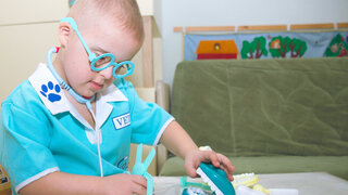 Junge mit Downsyndrom