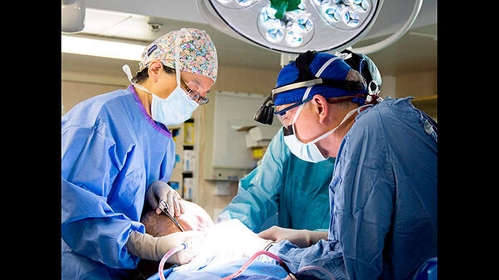 Der MKG-Chirurg Gerry Parker operiert den Tumorpatienten.