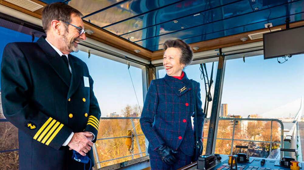 In Rotterdam besuchte auch Prinzessin Anne die Einweihungszeremonie des Schiffs – als Schirmherrin von Mercy Ships. Auf der Brücke bei einem Gespräch mit Kapitän Taylor Perez hatte sie Spaß daran, dass Schiffshorn durch den Rotterdamer Hafen tuten z