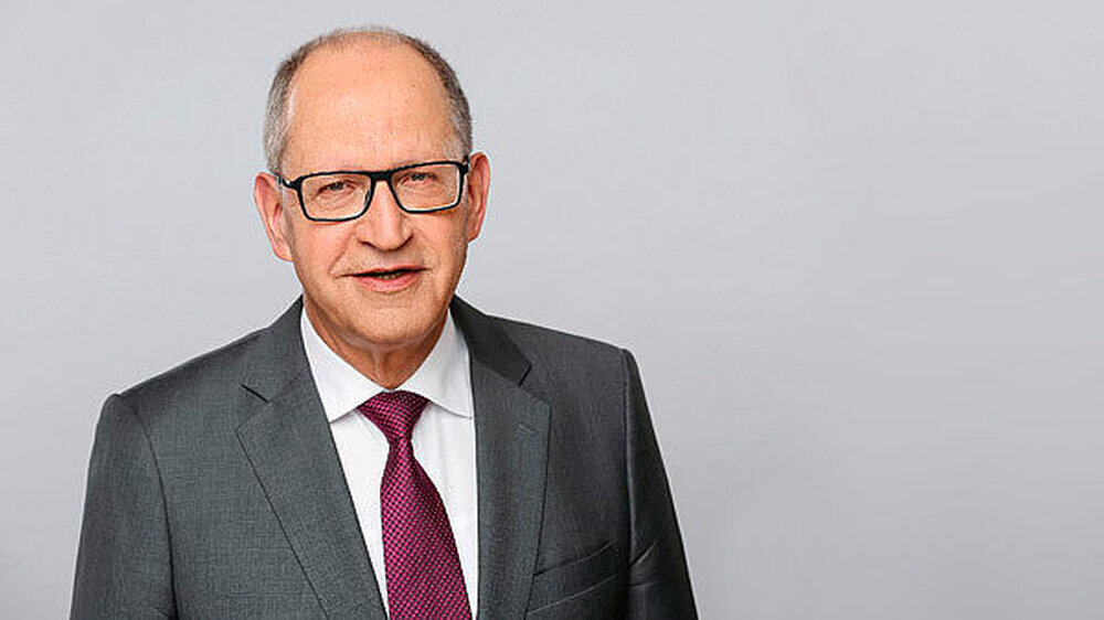 Dr. Peter Engel, Präsident der Bundeszahnärztekammer. Peter Engel: "Wir stehen bereit, die Politiker zu unterstützen, damit sie kluge Entscheidungen für unser Land treffen können." \r\n