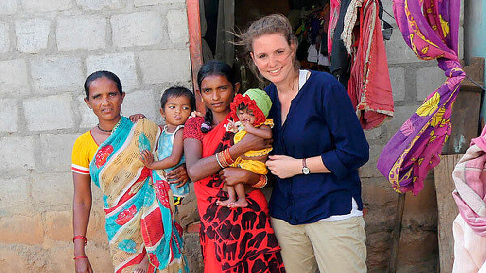 Maike Herrmann in Indien bei einer ihrer 107 Interviewpartnerinnen – Mutter eines Spaltkindes. Maike Herrmann in Indien bei einer ihrer 107 Interviewpartnerinnen – Mutter eines Spaltkindes.