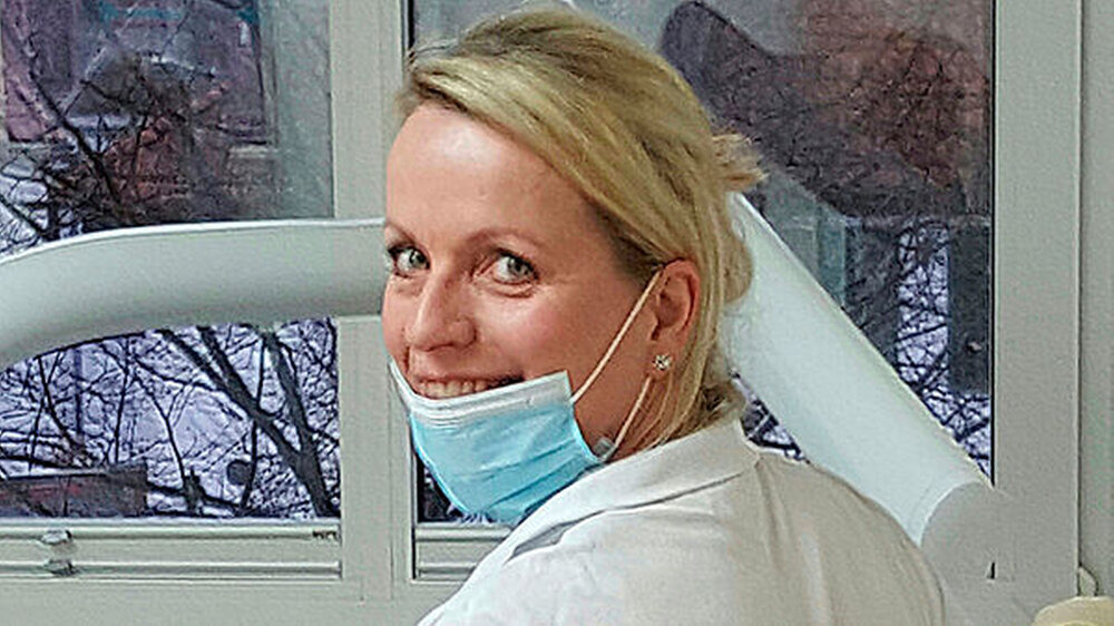 Dr. Sylvia Bier hat Zahnmedizin auf dem zweiten Bildungsweg studiert, davor eine Ausbildung zur Erzieherin gemacht. Bevor sie sich niederließ, arbeitete sie ein Jahr als angestellte Zahnärztin in einer Einzelpraxis in Geesthacht. | Dr. Sylvia Bier hat Zahnmedizin auf dem zweiten Bildungsweg studiert, davor eine Ausbildung zur Erzieherin gemacht. Bevor sie sich niederließ, arbeitete sie ein Jahr als angestellte Zahnärztin in einer Einzelpraxis in Geesthacht. |