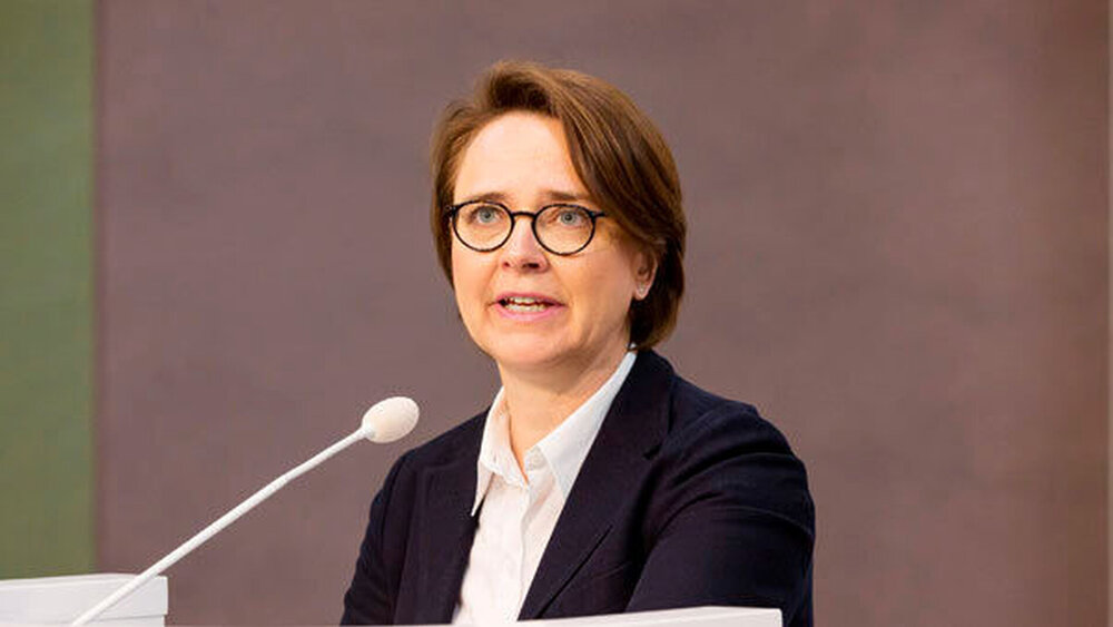 Annette Widmann-Mauz, Parlamentarische Staatsekretärin im BMG, mahnte, die Qualität heilberuflicher Dienstleistungen nicht aus den Augen zu verlieren: „Die EU will nicht an die Freiberuflichkeit des Zahnarztes die Axt anlegen. In der Binnenmarktstrategie stehen die Gesundheitsberufe nicht im Mittelpunkt.“|