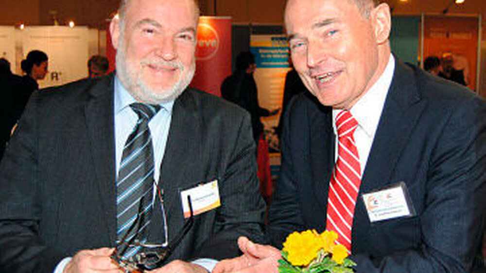 Der Präsident der ZÄK Berlin, Dr. Wolfgang Schmiedel, und der Vorstandsvorsitzende der KZV Berlin, Dr. Jörg-Peter Husemann, freuen sich beim Get-Together über die vielen Teilnehmer. |