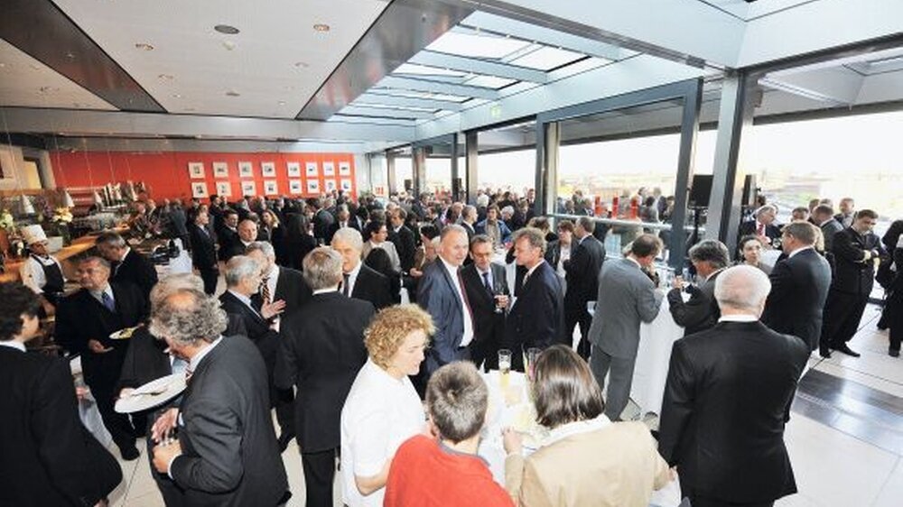 Sommerlaune und viele politische Kontaktgespräche gab es auf dem KZBV/BZÄK-Frühjahrsfest im Dachgartenrestaurant des Reichstagsgebäudes.