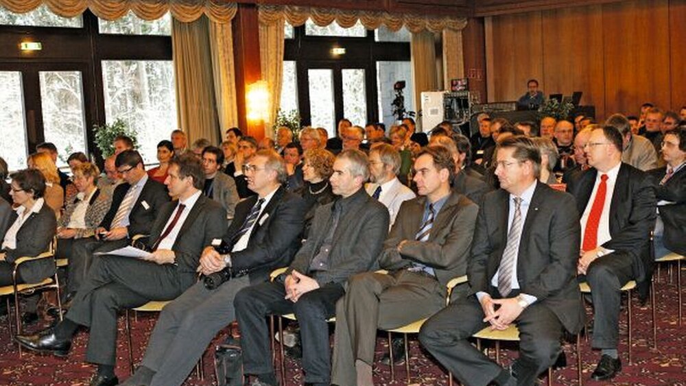 Gespannt lauschte das Publikum der Begrüßung von ZKN-Präsident Dr. Michael Sereny (l.) und dem Festvortrag von Prof. Giovanni Maio. |
