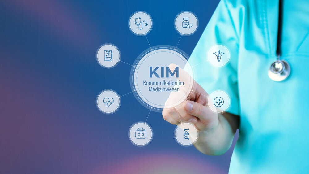 Kommunikation im Medizinwesen (KIM). Arzt zeigt auf digitales medizinisches Interface. Text umgeben von Icons, angeordnet im Kreis. Kommunikation im Medizinwesen (KIM). Arzt zeigt auf digitales medizinisches Interface. Text umgeben von Icons, angeordnet im Kreis.