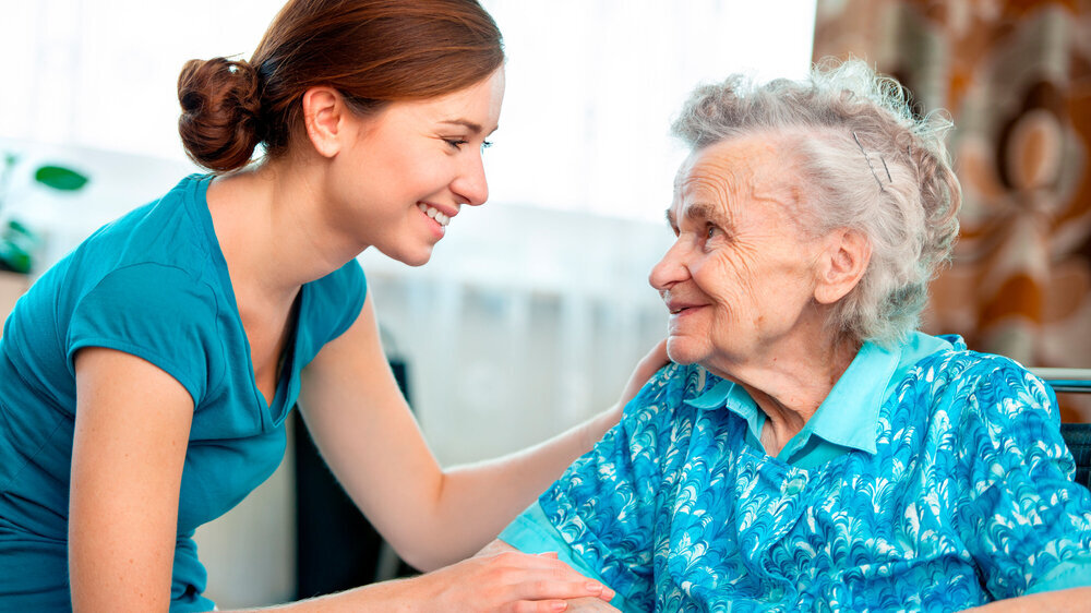 Seniorin mit Pflegerin