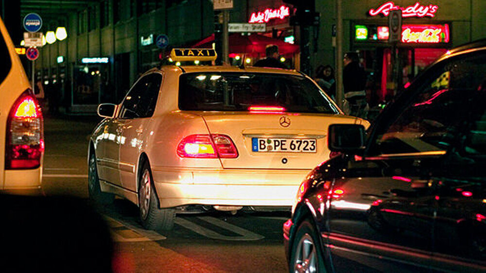 Ständig wechselnde Arbeitszeiten, wie sie zum Beispiel bei Taxifahrern im Tag-Nachtrhythmus üblich sind, stören auf Dauer den erholsamen Schlaf.