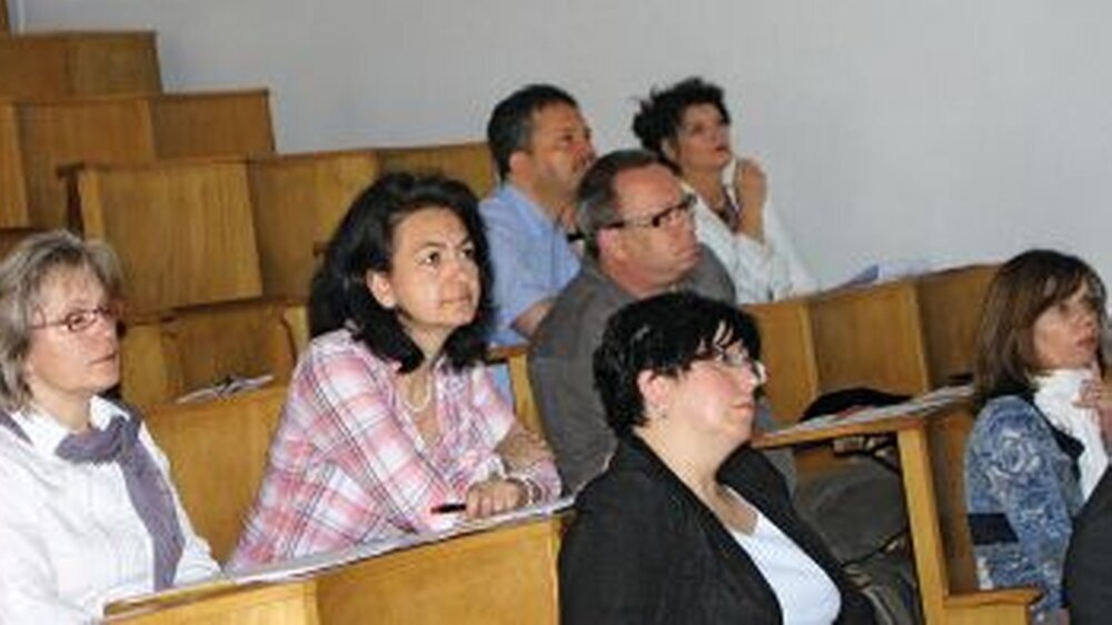 Konzentriert und bei der Sache waren die Journalisten, die sich beim Medienseminar in zahnmedizinische Themen vertieften.